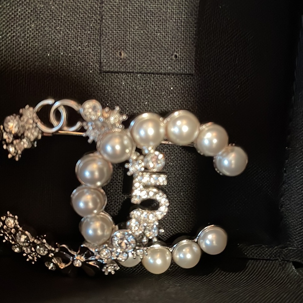 Chanel brooch, box, receipt, bag, flower and ribbon - Picture 8 of 16